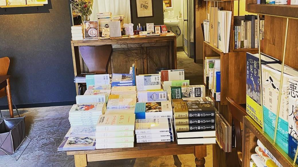 カフェ内に並ぶ書籍 / 3