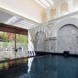 敷地内の温泉を贅沢に
広々スパで癒されて / 2