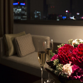 窓辺のベンチソファーに座りながら夜景を堪能!3394036