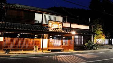 施設の正面 (日没後) / 2