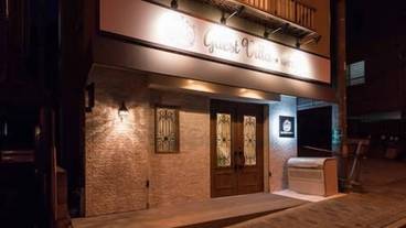 施設の正面 (日没後) / 1