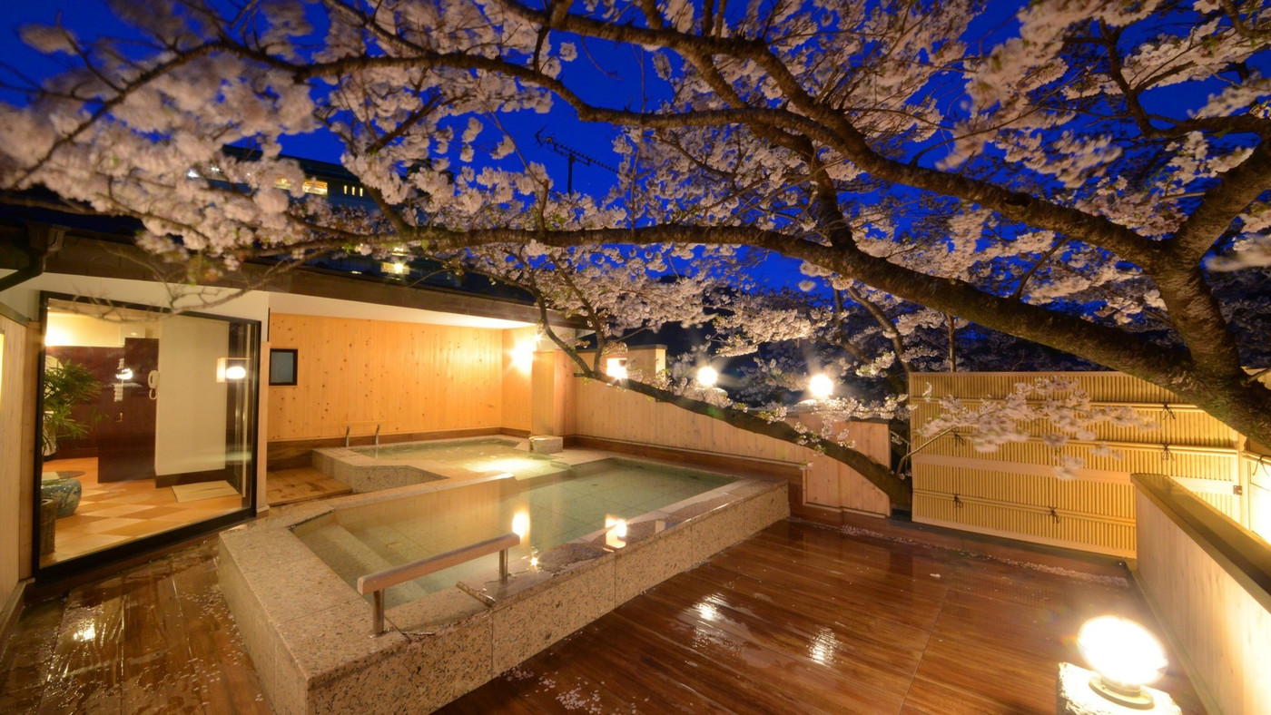 桜が見える幻想的な貸切風呂にうっとり♡離れの和室で贅沢なステイを3414736