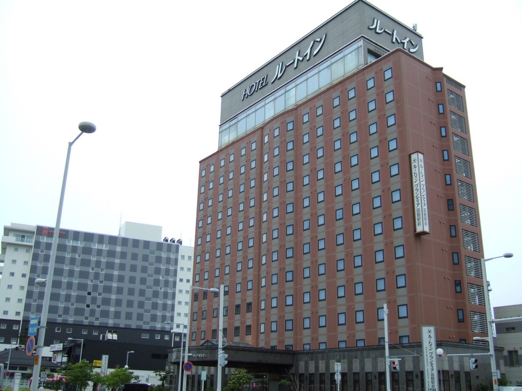 函館駅を出てすぐ左側です