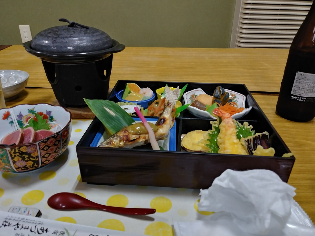 食事は素朴ながらおいしい。