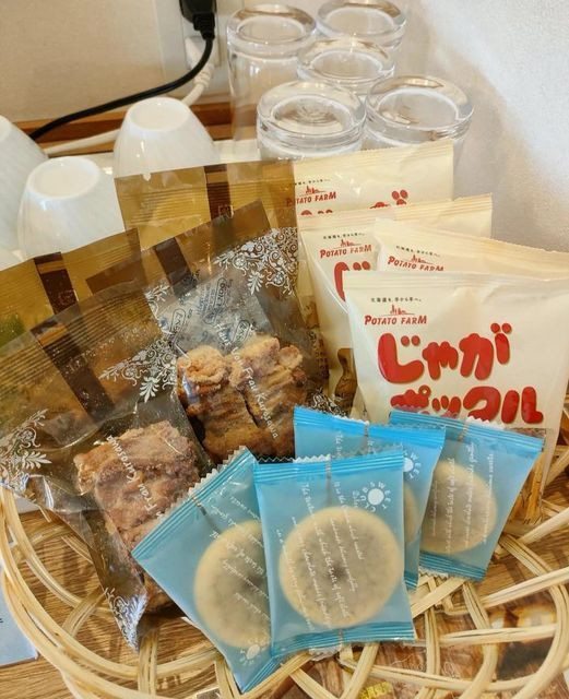 客室にはじゃがポックルなどご当地感のあるお茶菓子を用意。 / 2