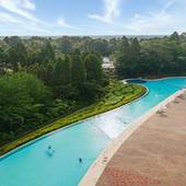 Sport＆Do Resort リソルの森（千葉県 リゾートホテル）：森の中の屋外リゾートプール。全長は130mあり、SUPなども楽しめる。 / 2