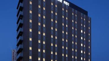 施設の正面 (日没後) / 1