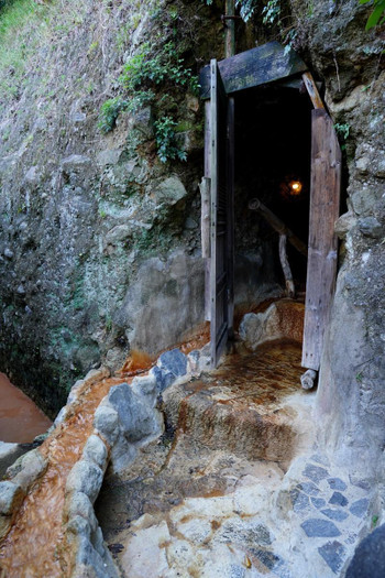 手掘りの大洞窟風呂は異世界への入り口!?4244354