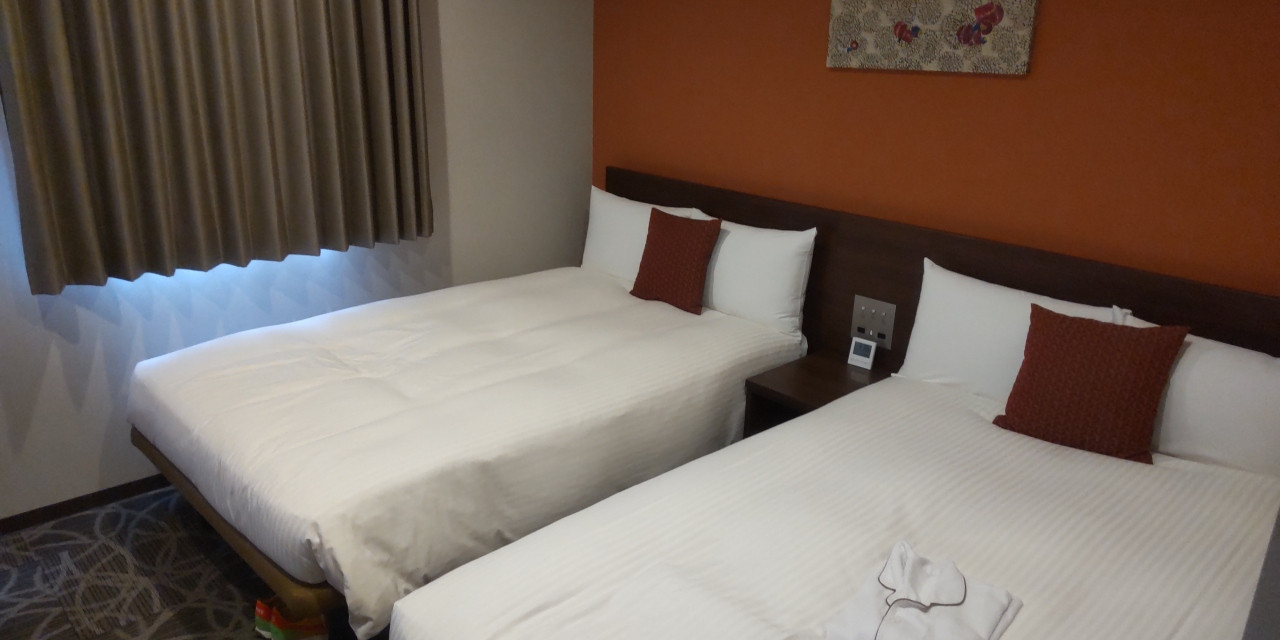 ベッドも広めでナイトウエアーもあります