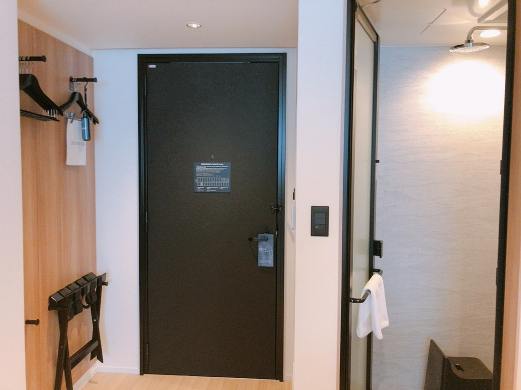 入口横にシャワールームとオープンクローゼット