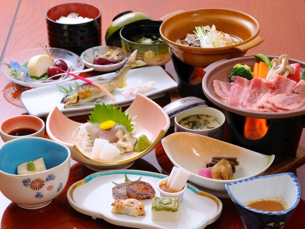 目の前に川が流れる露天風呂や「墨湯」がある旅館3848623