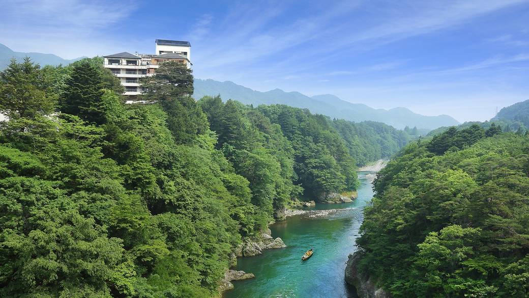 ホテル外観と鬼怒川 / 1