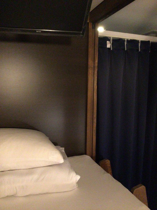 テレビもあります。ハシゴで上に上がりベッドに。