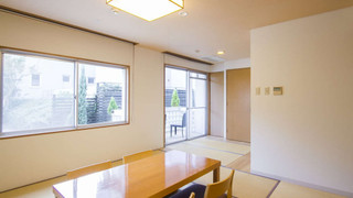 和室 8畳 共用バスルーム ガーデンビュー (Umi)