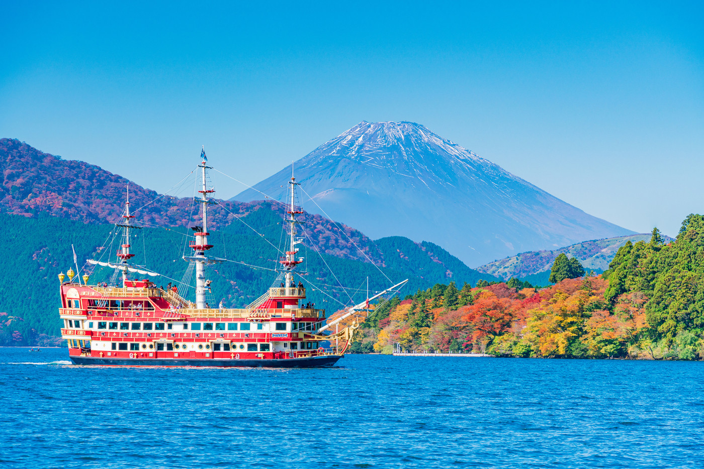 （神奈川県）秋の芦ノ湖　遊覧船と富士山