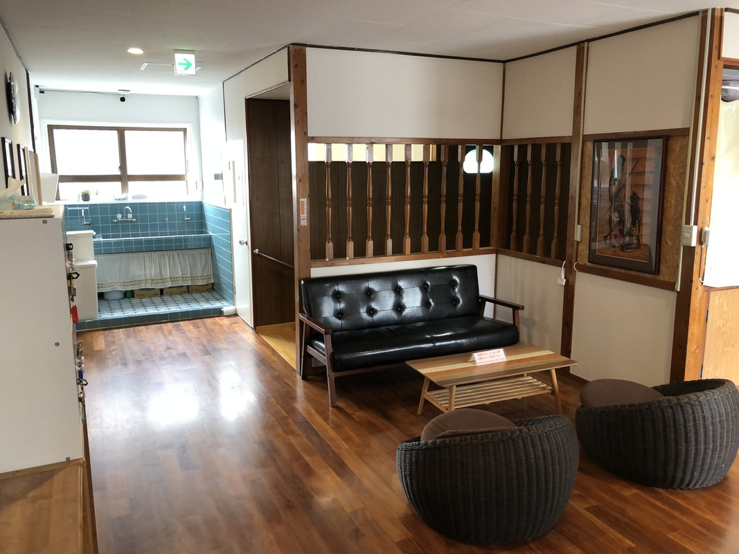 ２階の共同スペース、奥に流し台