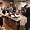 朝食バイキング会場。奥にある焼きたてパンが美味しい