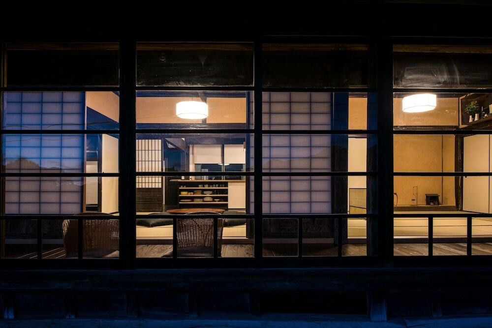 施設の正面 (日没後)