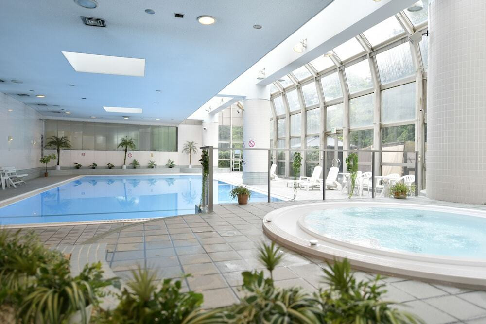 空港の夜景が美しいロマンチックなバーで旅前後のひと時を♡4011683