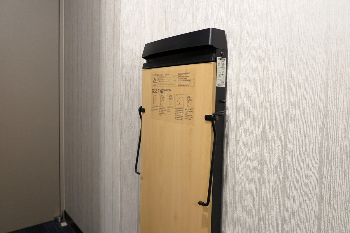 ホワイエには備え付けのズボンプレッサー