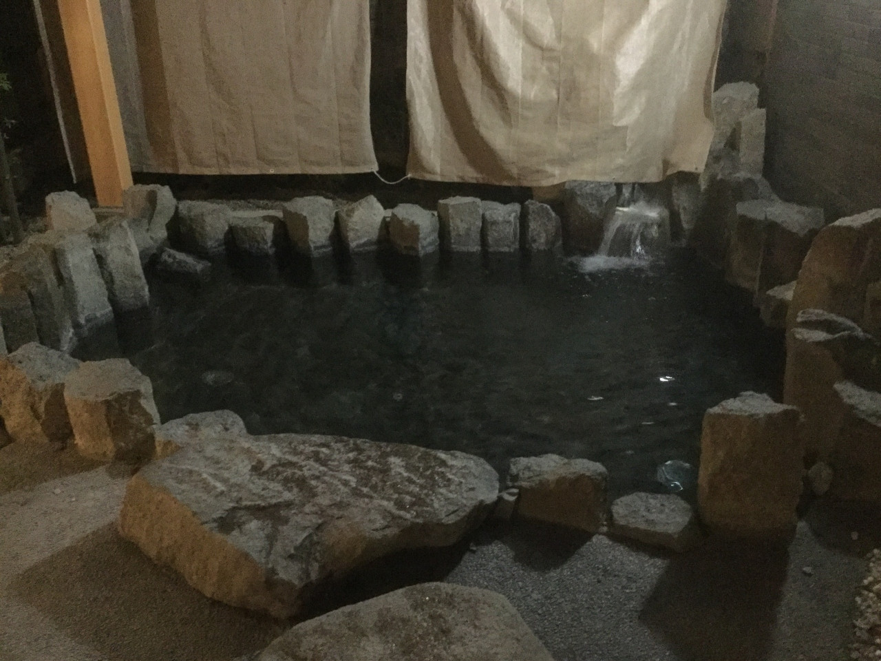 「犬山城」から徒歩約10分の旅館で、六方石の温泉を満喫3498407