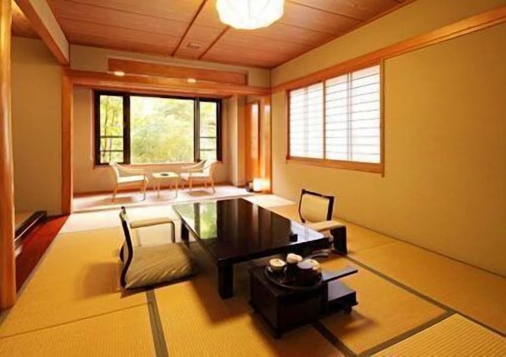 客室内のダイニングエリア