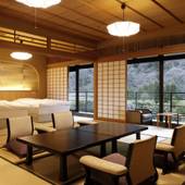 山翠楼 SANSUIROU（神奈川県 旅館）：本間12畳、次の間8畳、副室6畳の合計約130平米という贅沢な客室。定員は2名から6名まで。ベッドは「シモンズ社」製のマットレスを使用していて、快適な眠りをサポートしてくれる。 / 2