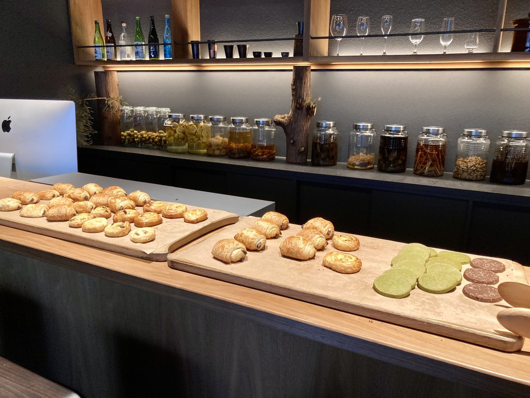 ラウンジでサービスされるクッキーとデニッシュ