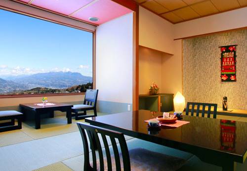 伊香保温泉 旅館 さくらい（群馬県 旅館）：トイレ・風呂付き12畳の客室。窓からは信州の山々が見渡せて眺望抜群
●おすすめのシーン／和室でのんびりしたりカップルや夫婦、女子旅 / 1