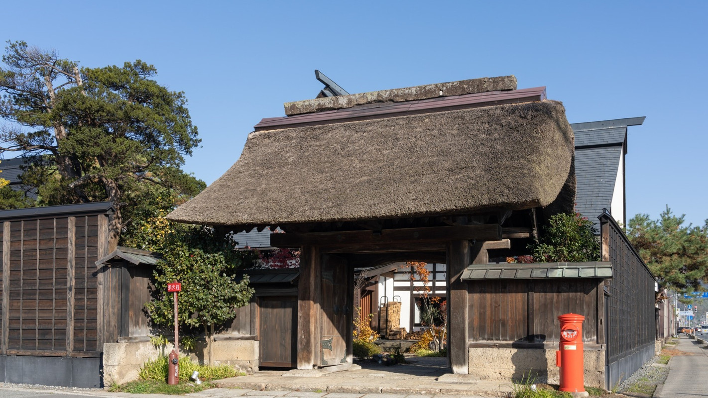 茅葺屋根が美しい薬医門