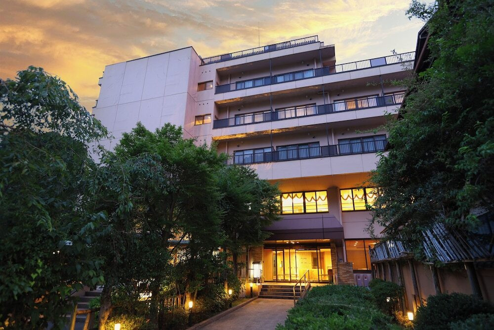 施設の正面 (日没後)