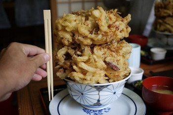 「漁師の店 富丸」料理 584056 名物「漁師のかき揚げ丼」分厚いかき揚げは、二層構造。