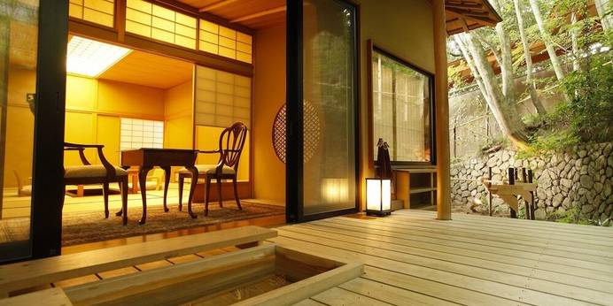 有馬温泉 銀水荘 兆楽（兵庫県 旅館）：書院のあるお部屋と、金泉の露天風呂、銀泉の半露天風呂、屋外の蒸し風呂、足湯などがある贅沢な空間。客室内で金泉と銀泉どちらにも好きなだけ浸かって。
●和室16畳＋洋室　100㎡
●おすすめのシーン／両親へのプレゼント旅行、カップルの記念日旅行 / 1
