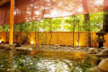 箱根の自然を感じながらの湯浴みを楽しむ4020363