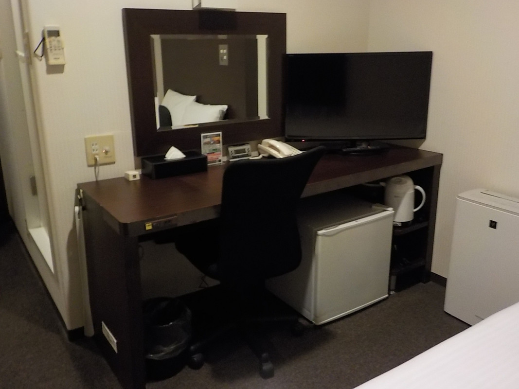 部屋の調度品です。ベッド廻りが狭くなく利用しやすいです。