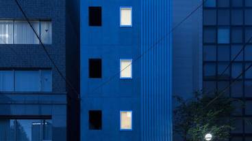 施設の正面 (日没後) / 2