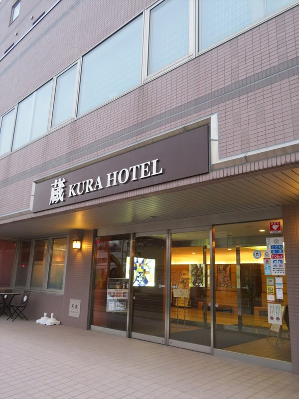 ホテル外観。周辺にはスーパー、コンビニあり。