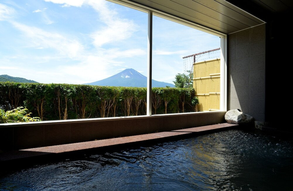 露天風呂から富士山と河口湖の絶景を眺める4248444