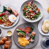 焼き立てパンの香りに
食欲そそられる朝 / 1