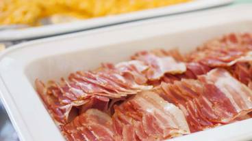 朝食ビュッフェのベーコン・卵料理 / 4