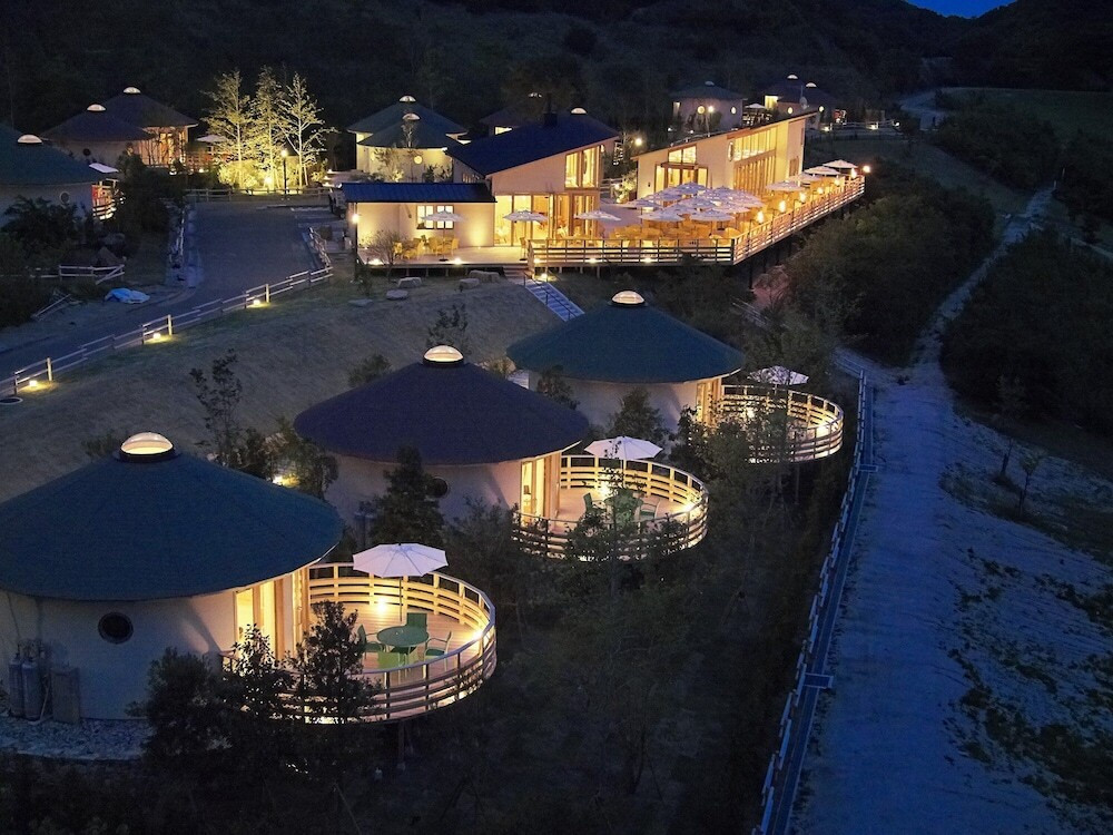 ハローキティと星に囲まれグランピング！3966038