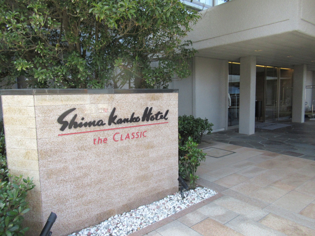 送迎バスで到着