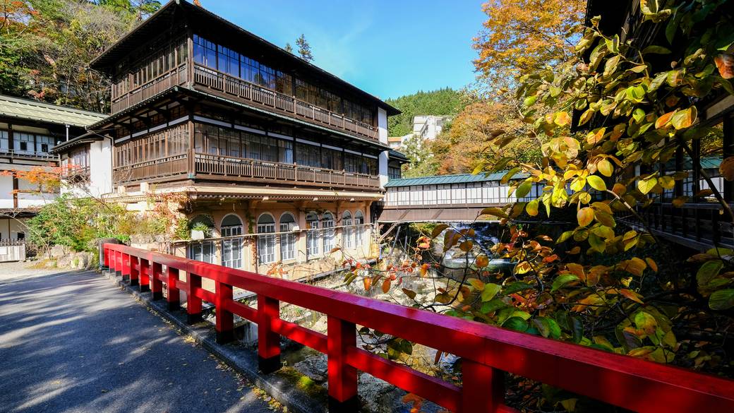 温泉街へぶらり
有名な「積善館」へ / 1