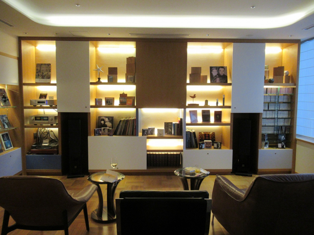 ラウンジのリスニングルーム