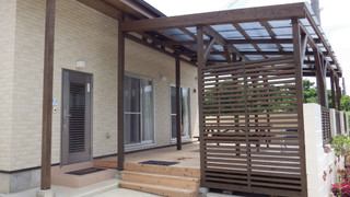 1号店のエクストラウッドデッキタイプ (ダブルベッド2台/3名以降はお布団配置)