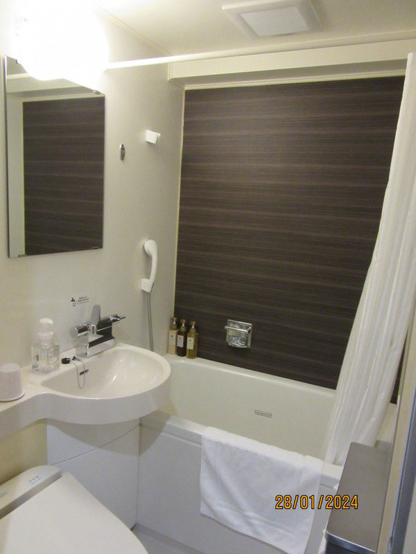 狭すぎる浴室。