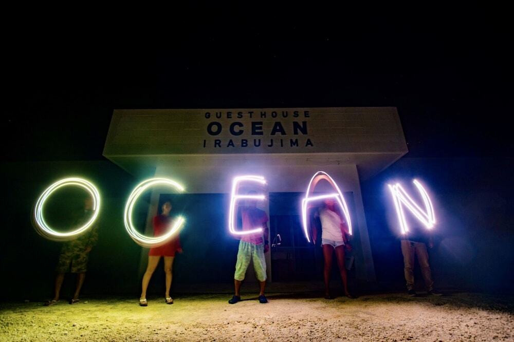 施設の正面 (日没後)