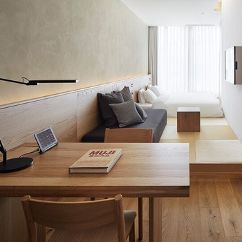 木の温もりを感じるデスクは、ちょっとした作業に便利！3728264