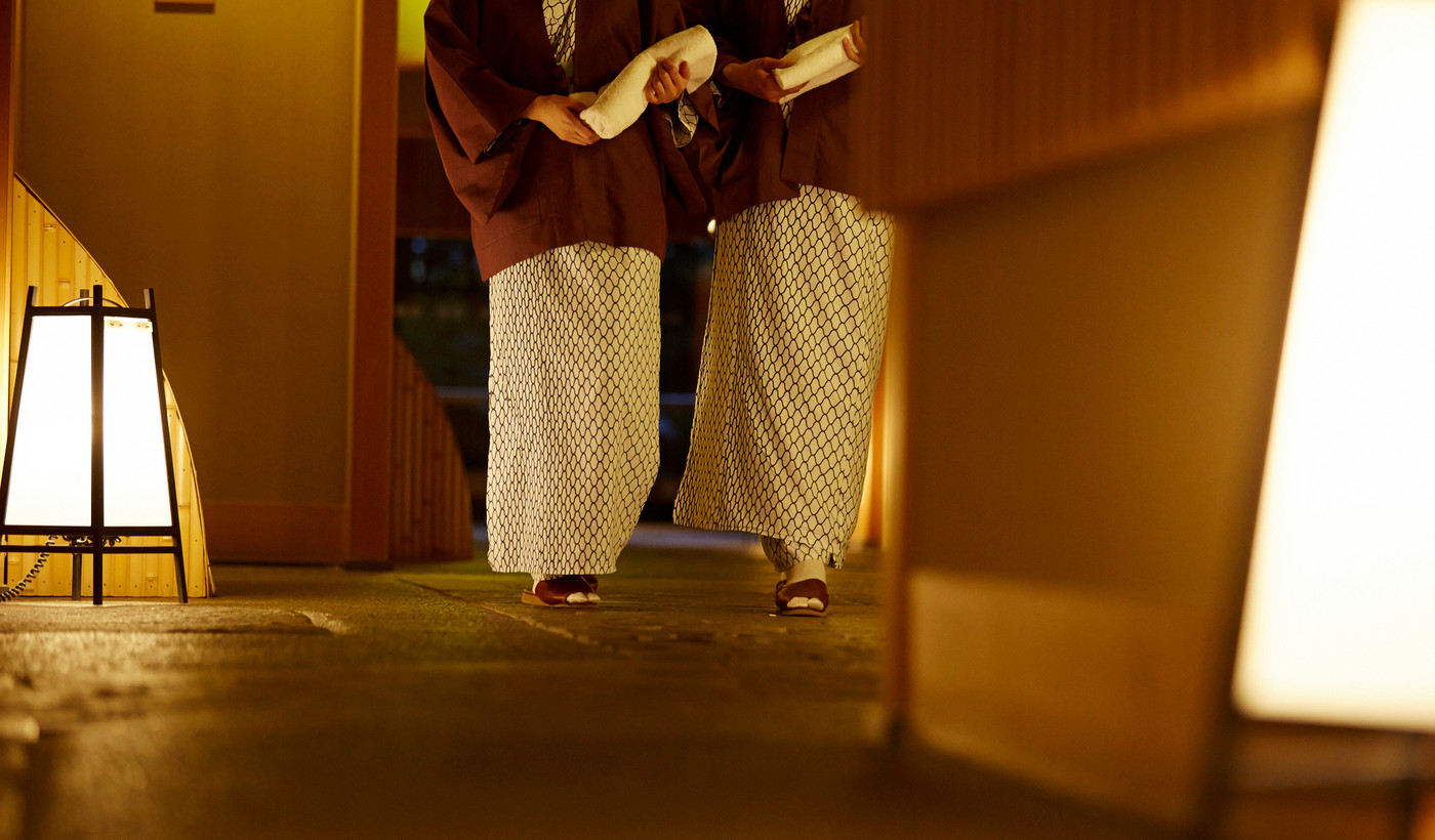 旅行を楽しむ外国人女性と日本人女性