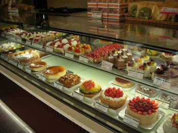 「壷屋 」内観 1218063 ケースにはケーキが一杯。クッキー等もあります。ショーケースはこの３倍くらいあります。